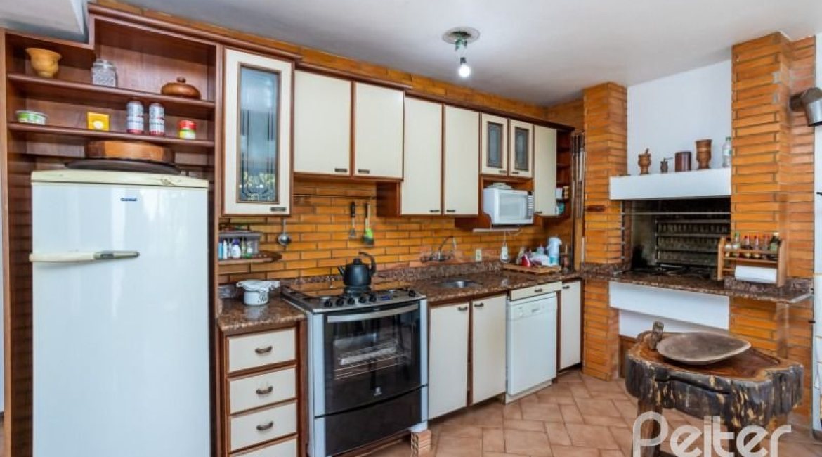 Casa à venda com 400m², 4 dormitórios, 2 suítes, 4 vagas, no bairro Vila Assunção em Porto Alegre