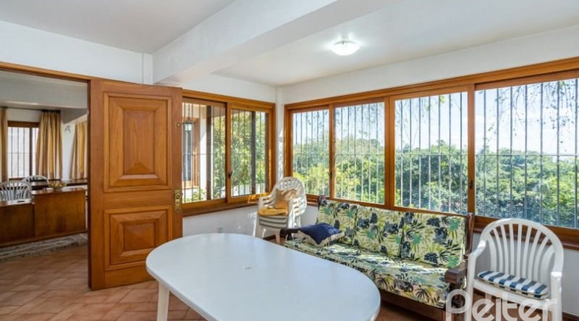 Casa à venda com 400m², 4 dormitórios, 2 suítes, 4 vagas, no bairro Vila Assunção em Porto Alegre