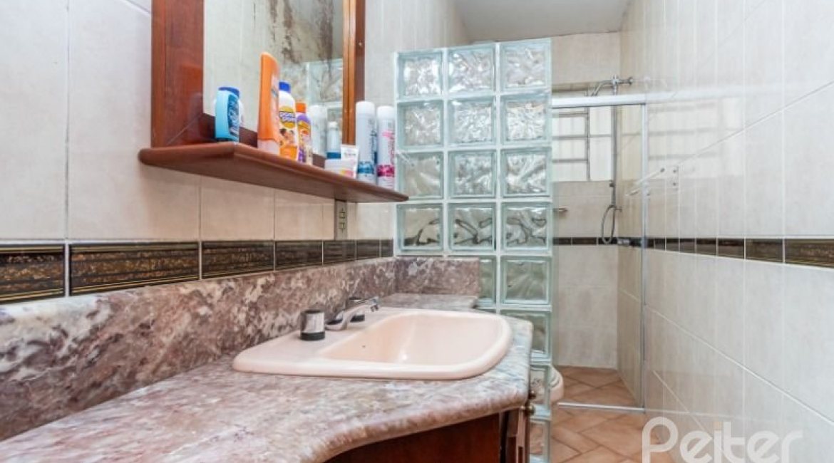 Casa à venda com 400m², 4 dormitórios, 2 suítes, 4 vagas, no bairro Vila Assunção em Porto Alegre