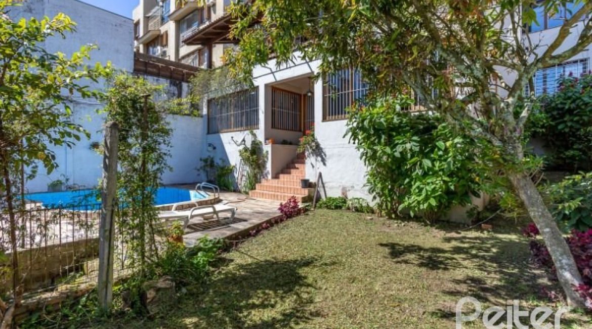 Casa à venda com 400m², 4 dormitórios, 2 suítes, 4 vagas, no bairro Vila Assunção em Porto Alegre