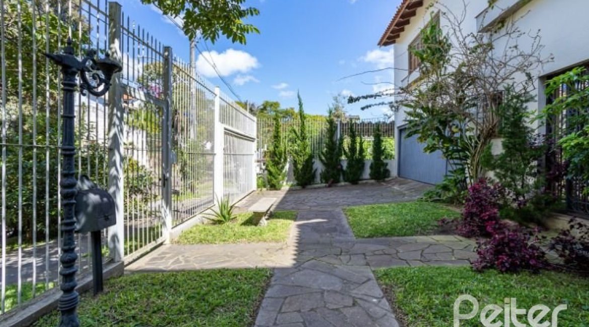Casa à venda com 400m², 4 dormitórios, 2 suítes, 4 vagas, no bairro Vila Assunção em Porto Alegre