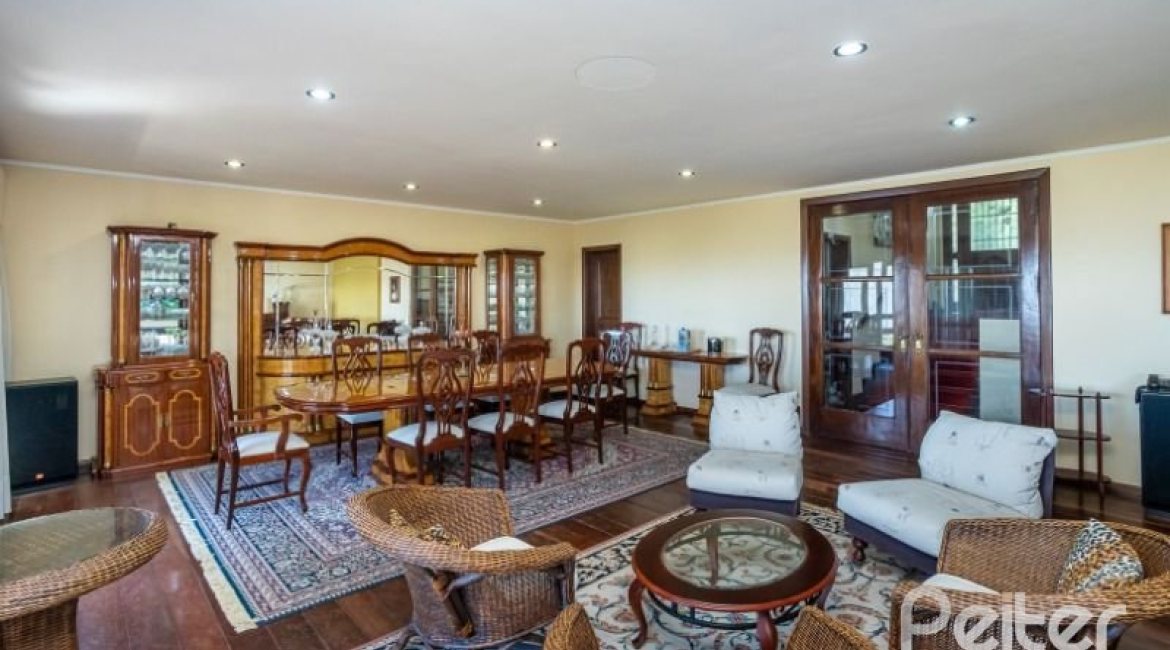 Casa à venda com 400m², 4 dormitórios, 2 suítes, 4 vagas, no bairro Vila Assunção em Porto Alegre