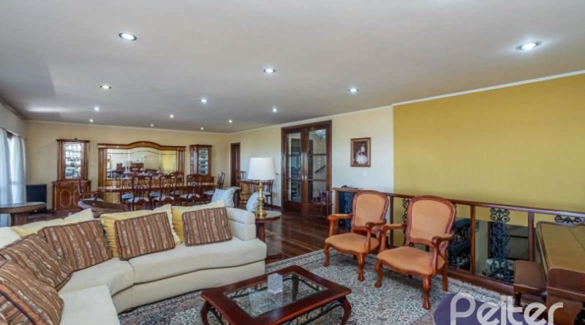 Casa à venda com 400m², 4 dormitórios, 2 suítes, 4 vagas, no bairro Vila Assunção em Porto Alegre