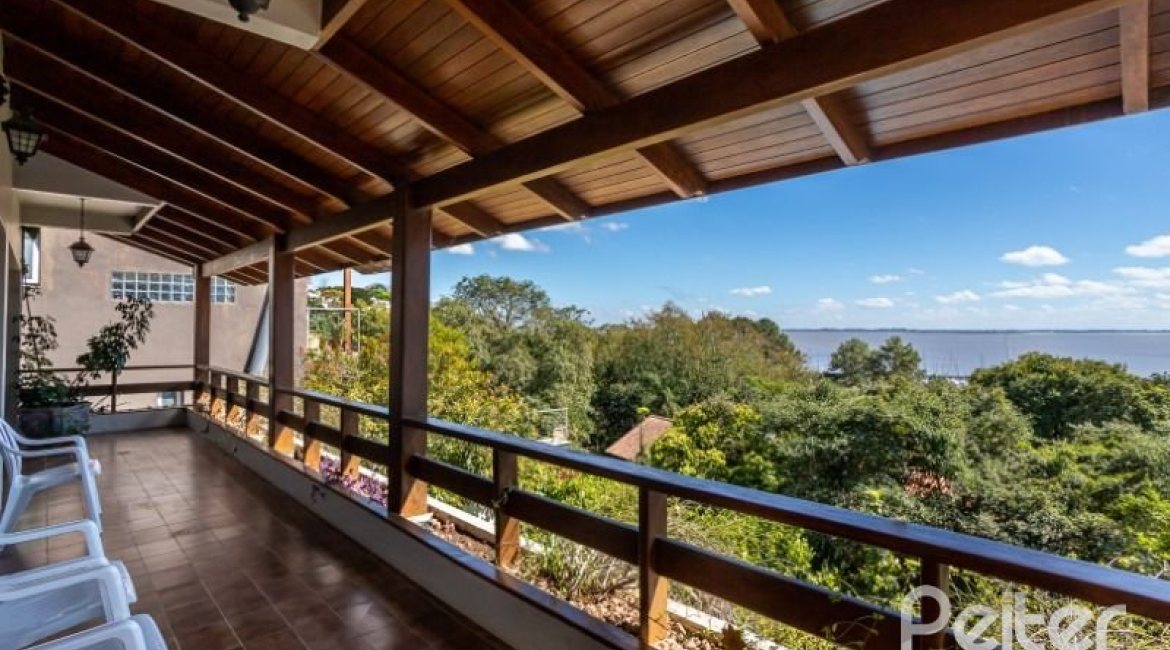 Casa à venda com 400m², 4 dormitórios, 2 suítes, 4 vagas, no bairro Vila Assunção em Porto Alegre