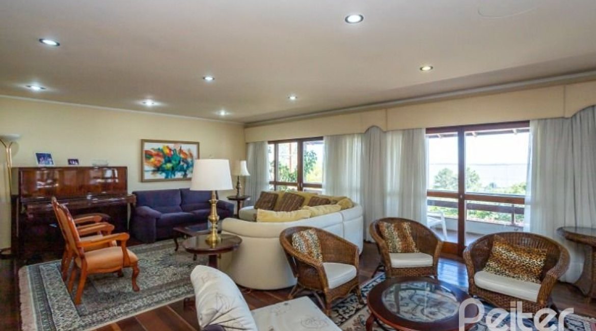 Casa à venda com 400m², 4 dormitórios, 2 suítes, 4 vagas, no bairro Vila Assunção em Porto Alegre