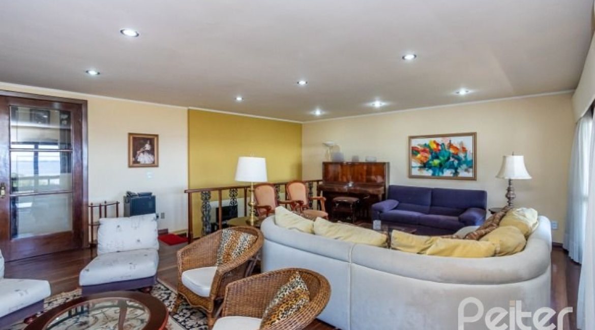 Casa à venda com 400m², 4 dormitórios, 2 suítes, 4 vagas, no bairro Vila Assunção em Porto Alegre