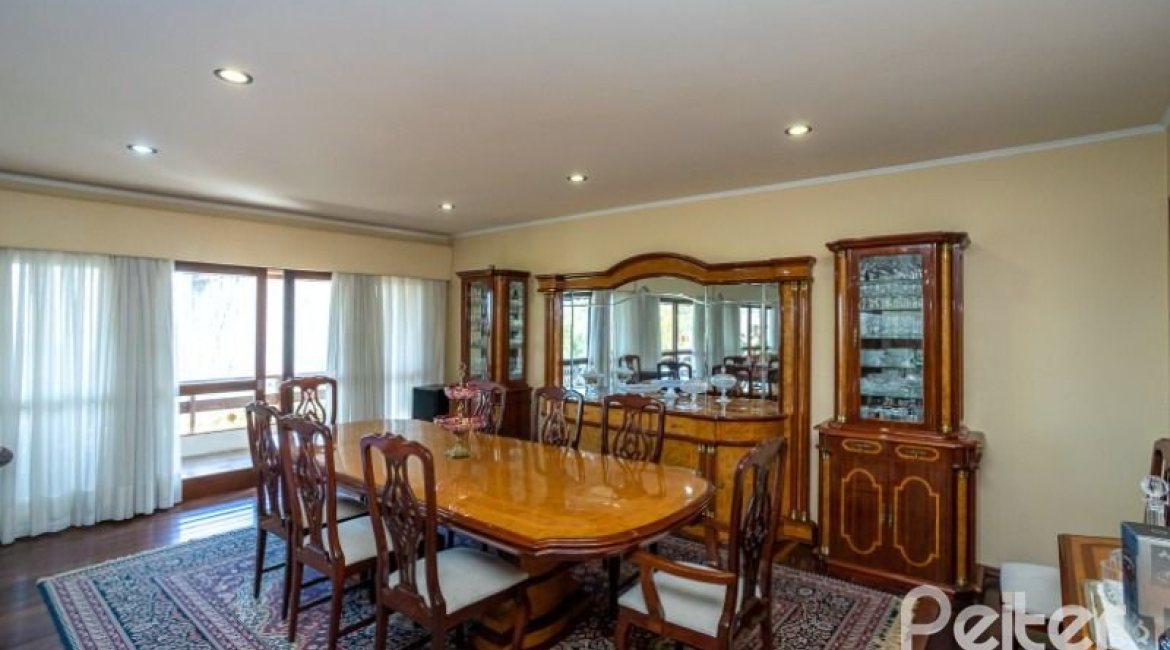 Casa à venda com 400m², 4 dormitórios, 2 suítes, 4 vagas, no bairro Vila Assunção em Porto Alegre