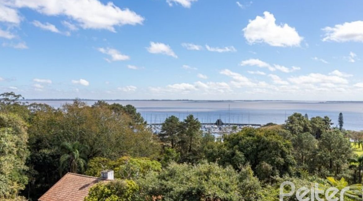 Casa à venda com 400m², 4 dormitórios, 2 suítes, 4 vagas, no bairro Vila Assunção em Porto Alegre