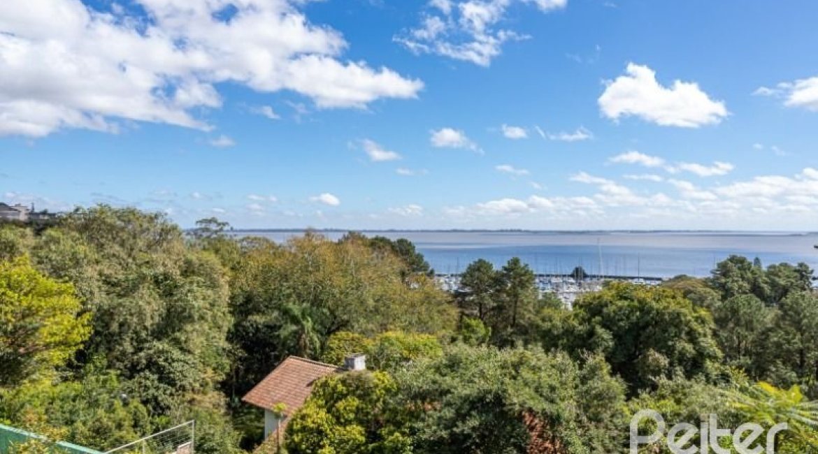 Casa à venda com 400m², 4 dormitórios, 2 suítes, 4 vagas, no bairro Vila Assunção em Porto Alegre