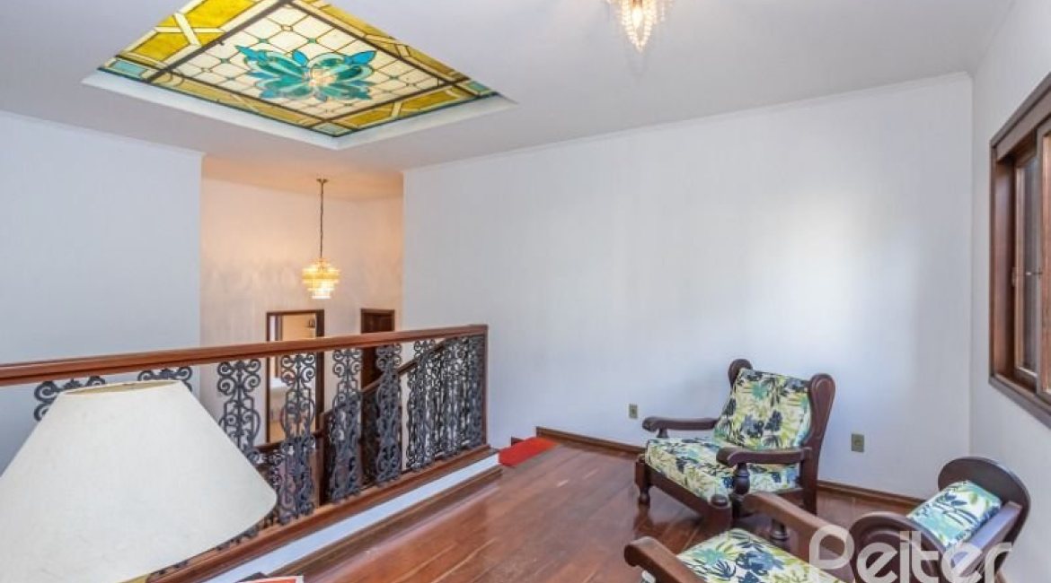 Casa à venda com 400m², 4 dormitórios, 2 suítes, 4 vagas, no bairro Vila Assunção em Porto Alegre