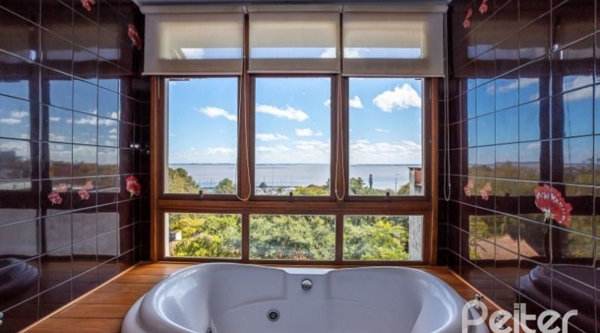 Casa à venda com 400m², 4 dormitórios, 2 suítes, 4 vagas, no bairro Vila Assunção em Porto Alegre