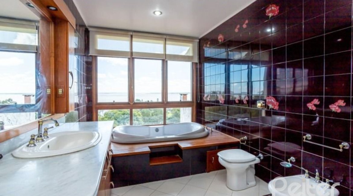 Casa à venda com 400m², 4 dormitórios, 2 suítes, 4 vagas, no bairro Vila Assunção em Porto Alegre