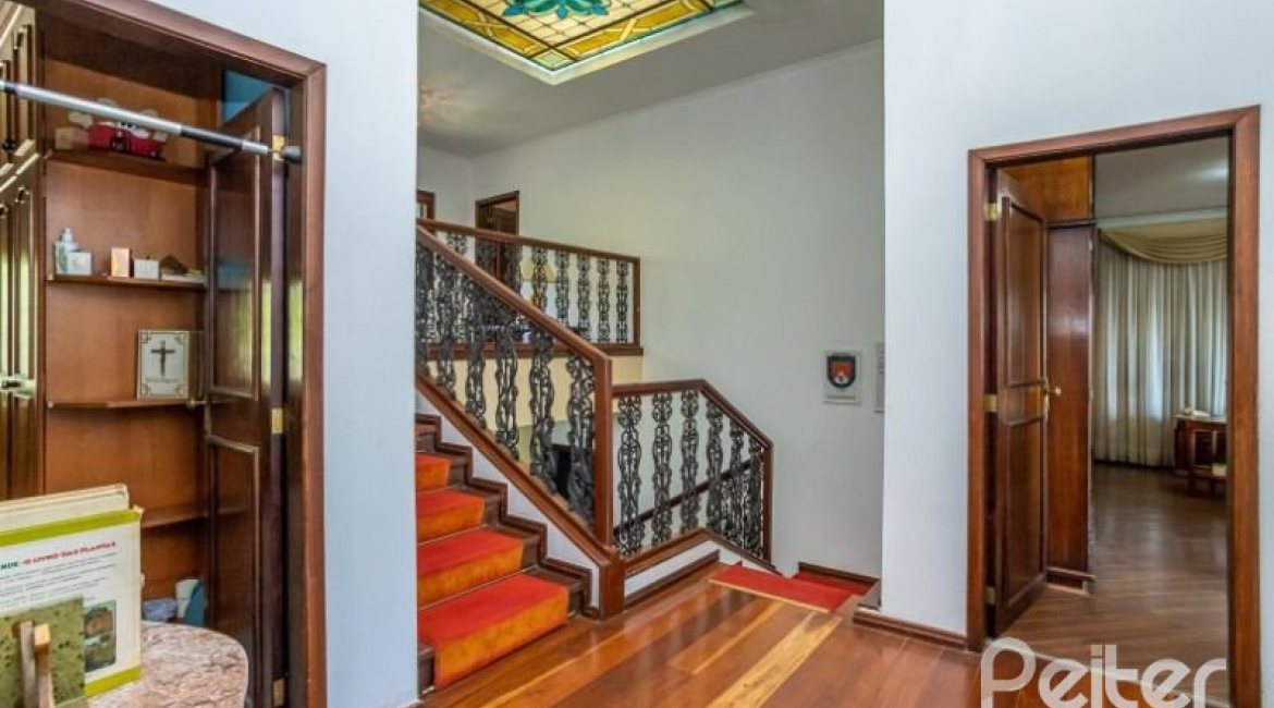 Casa à venda com 400m², 4 dormitórios, 2 suítes, 4 vagas, no bairro Vila Assunção em Porto Alegre