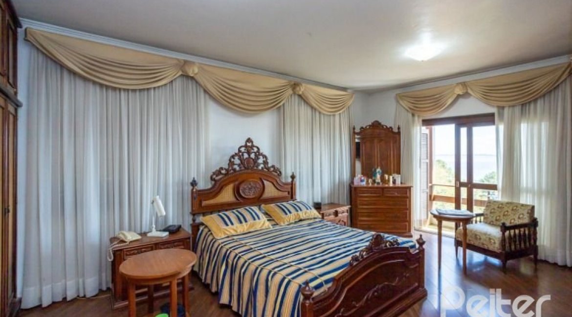 Casa à venda com 400m², 4 dormitórios, 2 suítes, 4 vagas, no bairro Vila Assunção em Porto Alegre