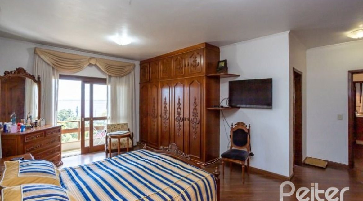 Casa à venda com 400m², 4 dormitórios, 2 suítes, 4 vagas, no bairro Vila Assunção em Porto Alegre