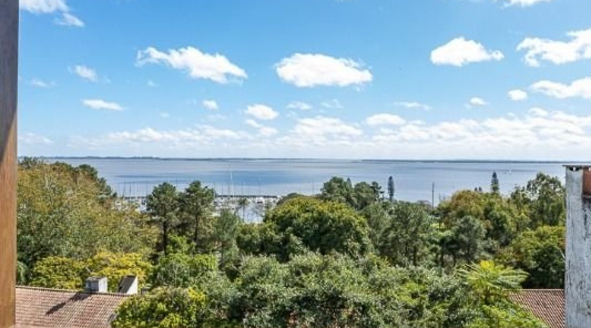 Casa à venda com 400m², 4 dormitórios, 2 suítes, 4 vagas, no bairro Vila Assunção em Porto Alegre