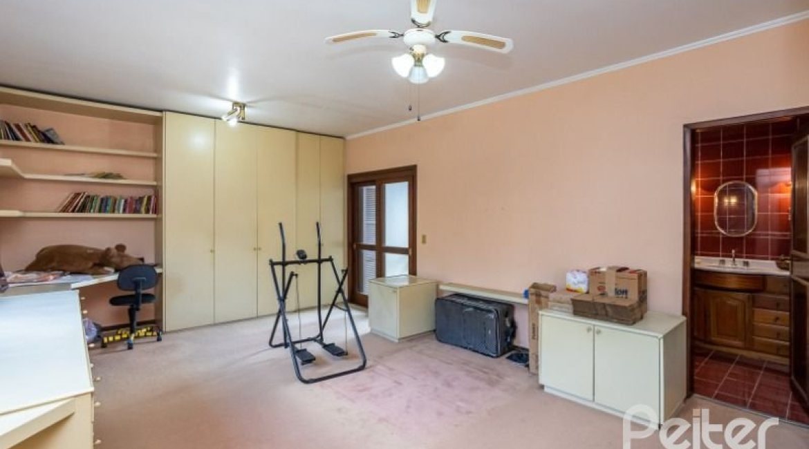 Casa à venda com 400m², 4 dormitórios, 2 suítes, 4 vagas, no bairro Vila Assunção em Porto Alegre