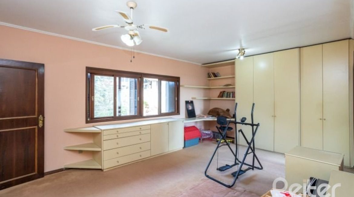 Casa à venda com 400m², 4 dormitórios, 2 suítes, 4 vagas, no bairro Vila Assunção em Porto Alegre