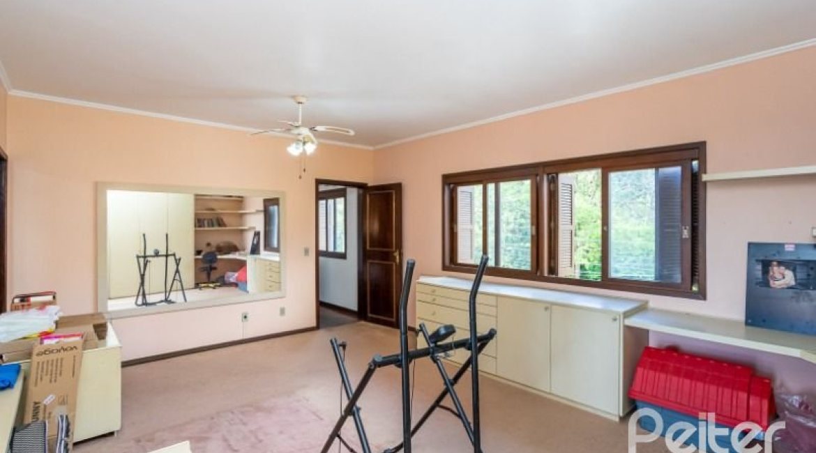 Casa à venda com 400m², 4 dormitórios, 2 suítes, 4 vagas, no bairro Vila Assunção em Porto Alegre