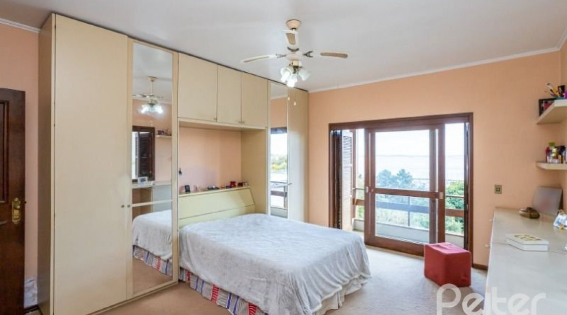 Casa à venda com 400m², 4 dormitórios, 2 suítes, 4 vagas, no bairro Vila Assunção em Porto Alegre