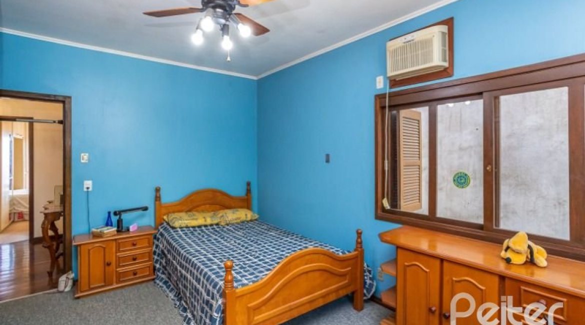 Casa à venda com 400m², 4 dormitórios, 2 suítes, 4 vagas, no bairro Vila Assunção em Porto Alegre