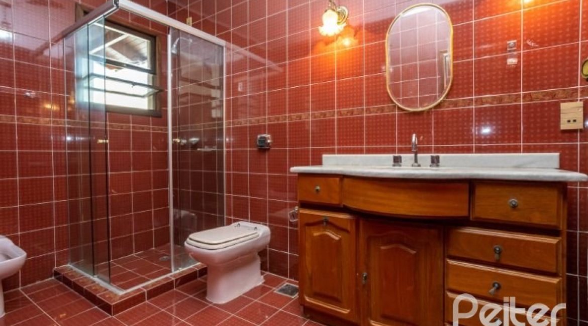 Casa à venda com 400m², 4 dormitórios, 2 suítes, 4 vagas, no bairro Vila Assunção em Porto Alegre