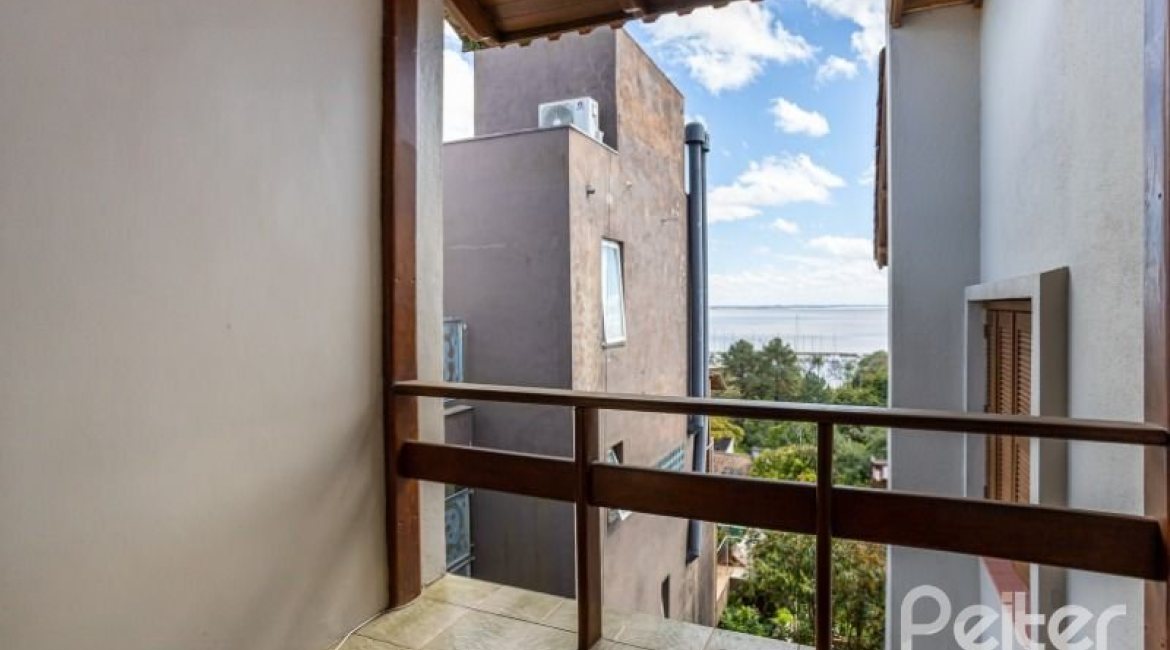 Casa à venda com 400m², 4 dormitórios, 2 suítes, 4 vagas, no bairro Vila Assunção em Porto Alegre