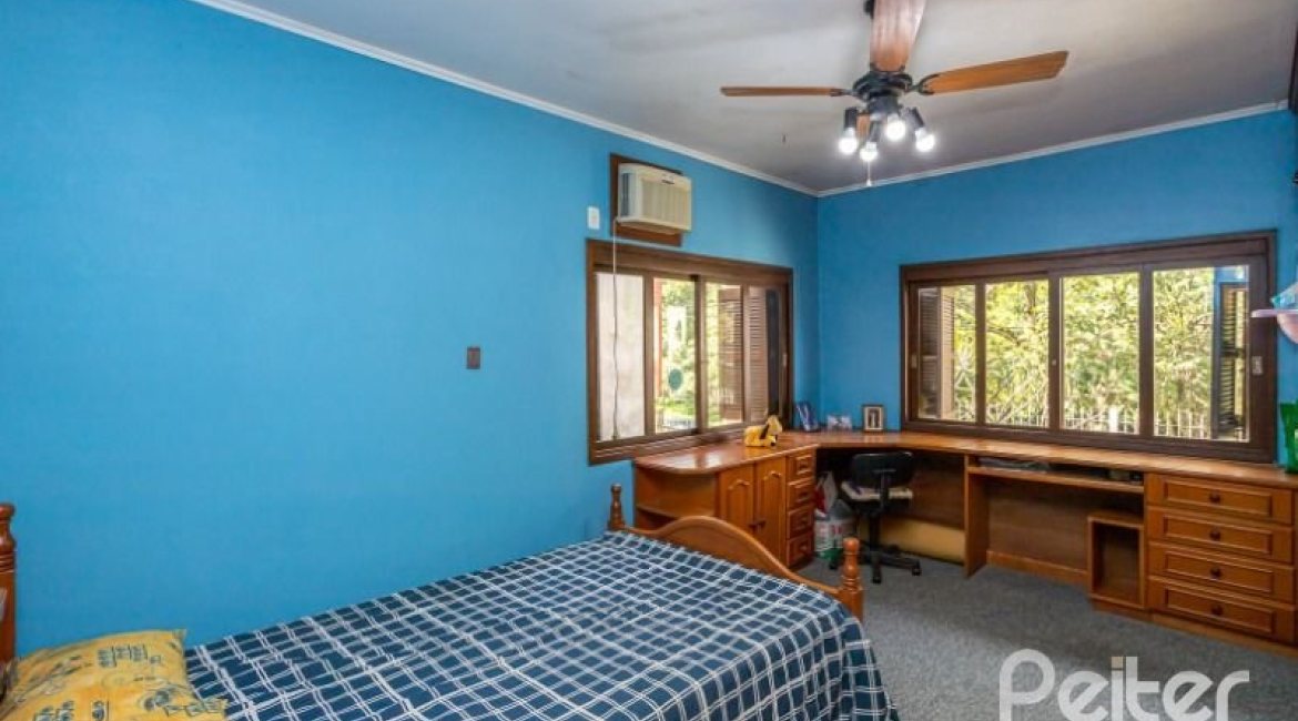 Casa à venda com 400m², 4 dormitórios, 2 suítes, 4 vagas, no bairro Vila Assunção em Porto Alegre