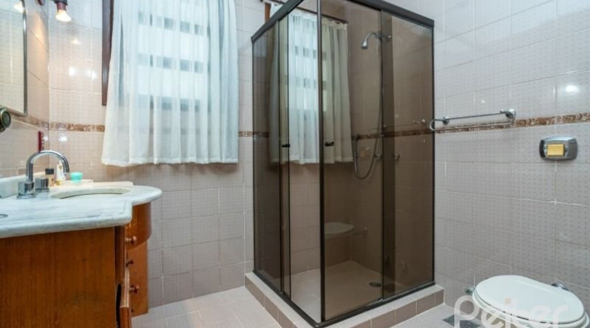 Casa à venda com 400m², 4 dormitórios, 2 suítes, 4 vagas, no bairro Vila Assunção em Porto Alegre