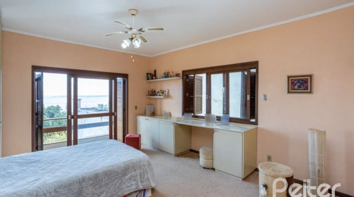 Casa à venda com 400m², 4 dormitórios, 2 suítes, 4 vagas, no bairro Vila Assunção em Porto Alegre