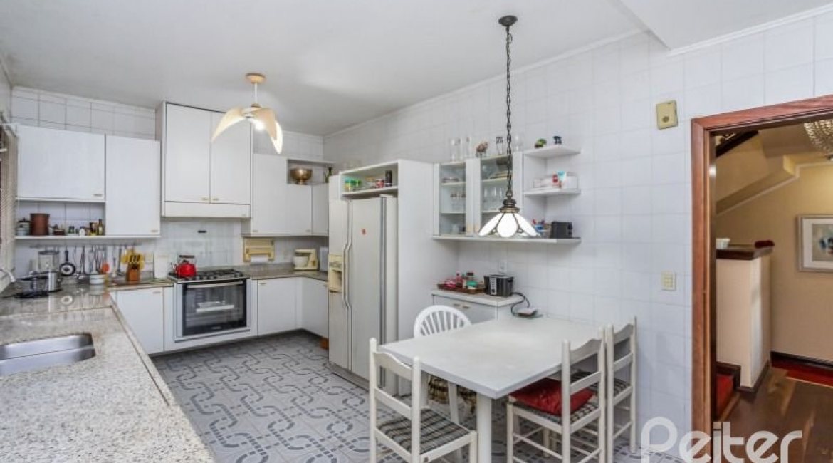 Casa à venda com 400m², 4 dormitórios, 2 suítes, 4 vagas, no bairro Vila Assunção em Porto Alegre