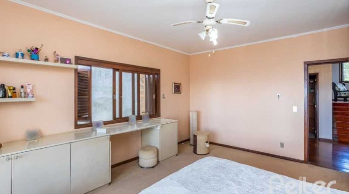 Casa à venda com 400m², 4 dormitórios, 2 suítes, 4 vagas, no bairro Vila Assunção em Porto Alegre