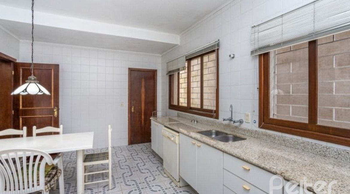 Casa à venda com 400m², 4 dormitórios, 2 suítes, 4 vagas, no bairro Vila Assunção em Porto Alegre