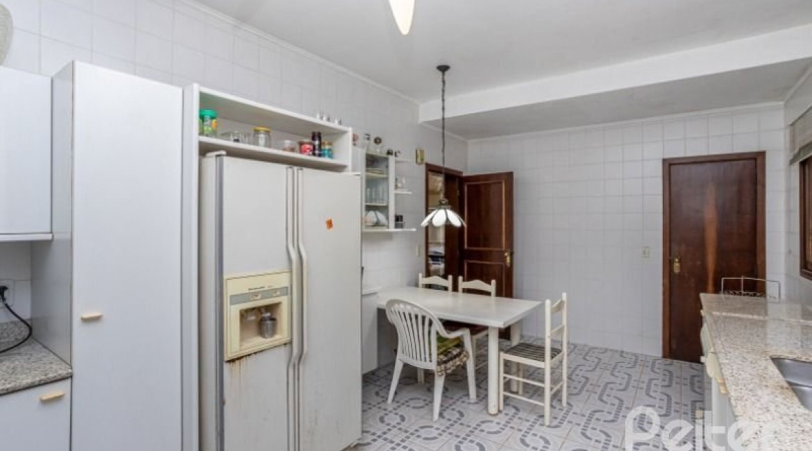 Casa à venda com 400m², 4 dormitórios, 2 suítes, 4 vagas, no bairro Vila Assunção em Porto Alegre