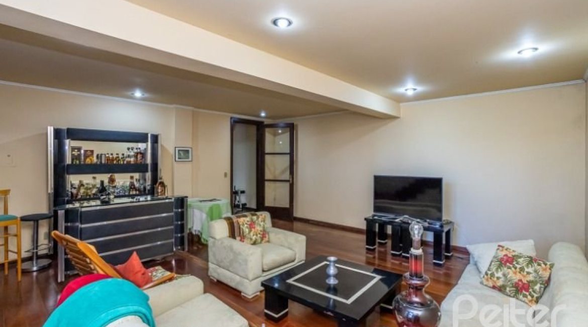 Casa à venda com 400m², 4 dormitórios, 2 suítes, 4 vagas, no bairro Vila Assunção em Porto Alegre