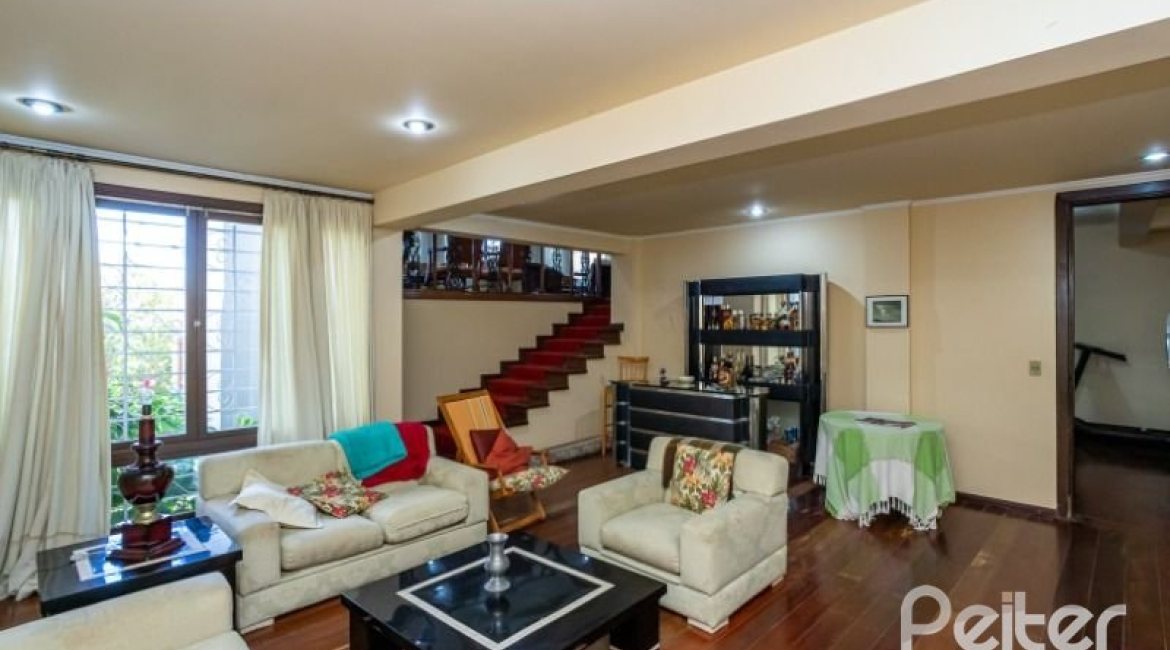 Casa à venda com 400m², 4 dormitórios, 2 suítes, 4 vagas, no bairro Vila Assunção em Porto Alegre