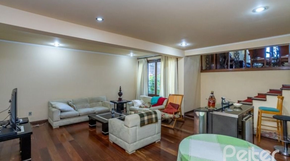 Casa à venda com 400m², 4 dormitórios, 2 suítes, 4 vagas, no bairro Vila Assunção em Porto Alegre