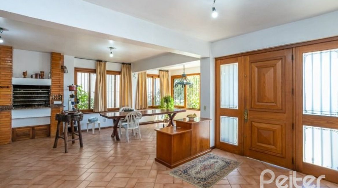 Casa à venda com 400m², 4 dormitórios, 2 suítes, 4 vagas, no bairro Vila Assunção em Porto Alegre