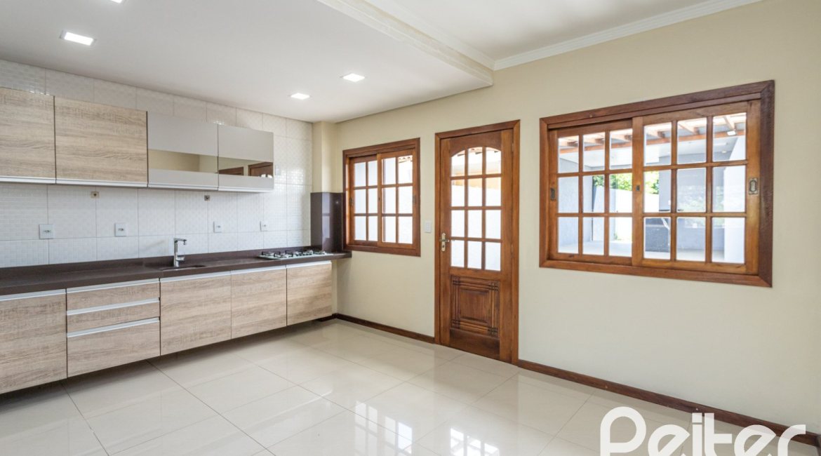 Casa à venda com 186m², 3 dormitórios, 3 suítes, 2 vagas, no bairro Espírito Santo em Porto Alegre