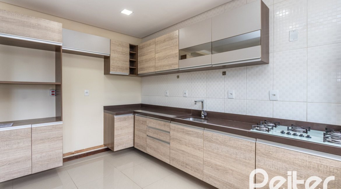 Casa à venda com 186m², 3 dormitórios, 3 suítes, 2 vagas, no bairro Espírito Santo em Porto Alegre