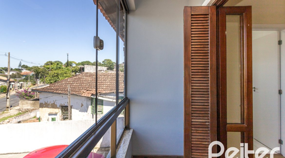 Casa à venda com 186m², 3 dormitórios, 3 suítes, 2 vagas, no bairro Espírito Santo em Porto Alegre