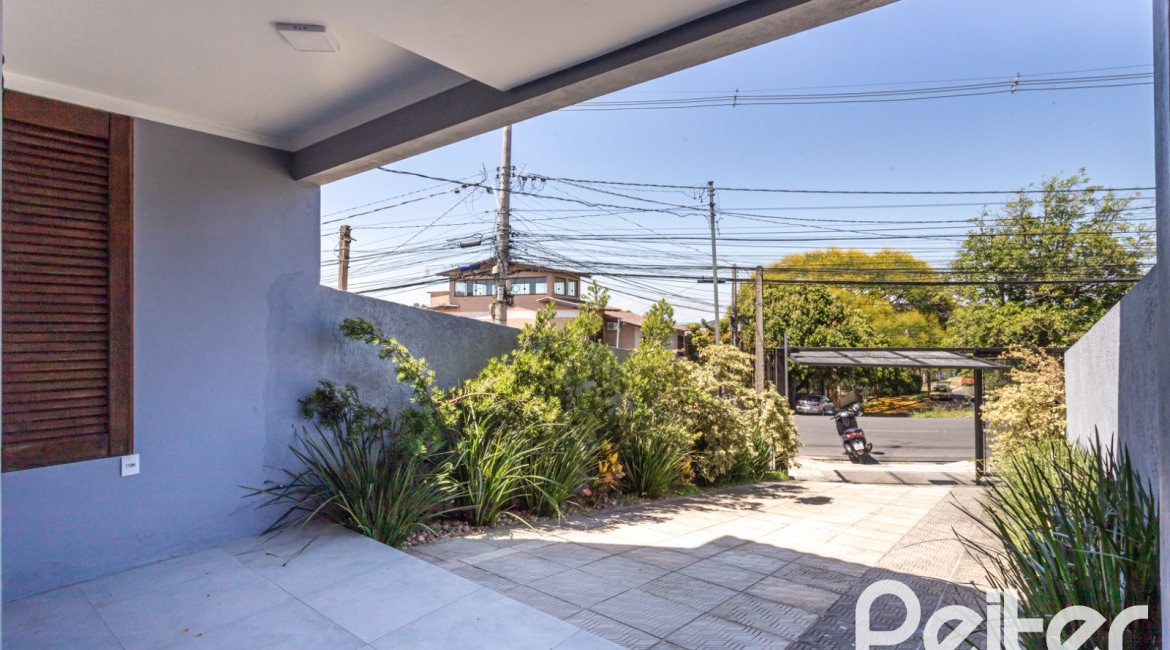 Casa à venda com 186m², 3 dormitórios, 3 suítes, 2 vagas, no bairro Espírito Santo em Porto Alegre