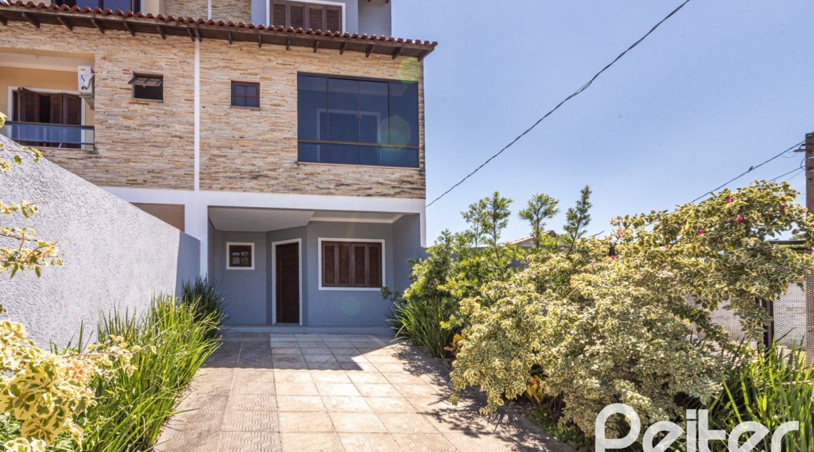 Casa à venda com 186m², 3 dormitórios, 3 suítes, 2 vagas, no bairro Espírito Santo em Porto Alegre