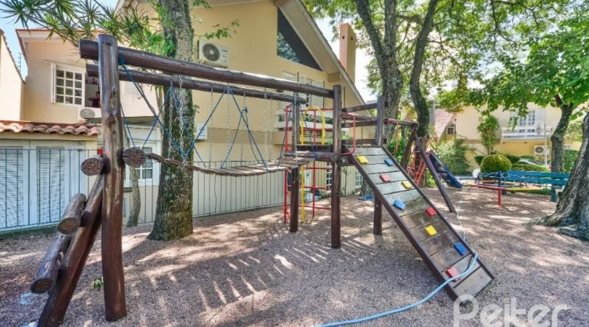 Casa em Condomínio à venda com 208m², 3 dormitórios, 1 suíte, 2 vagas, no bairro Tristeza em PORTO ALEGRE