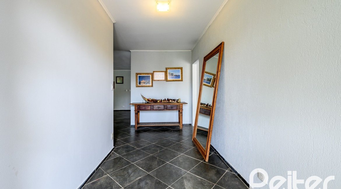 Casa à venda com 350m², 3 dormitórios, 1 suíte, 4 vagas, no bairro Vila Assuncao em Porto Alegre