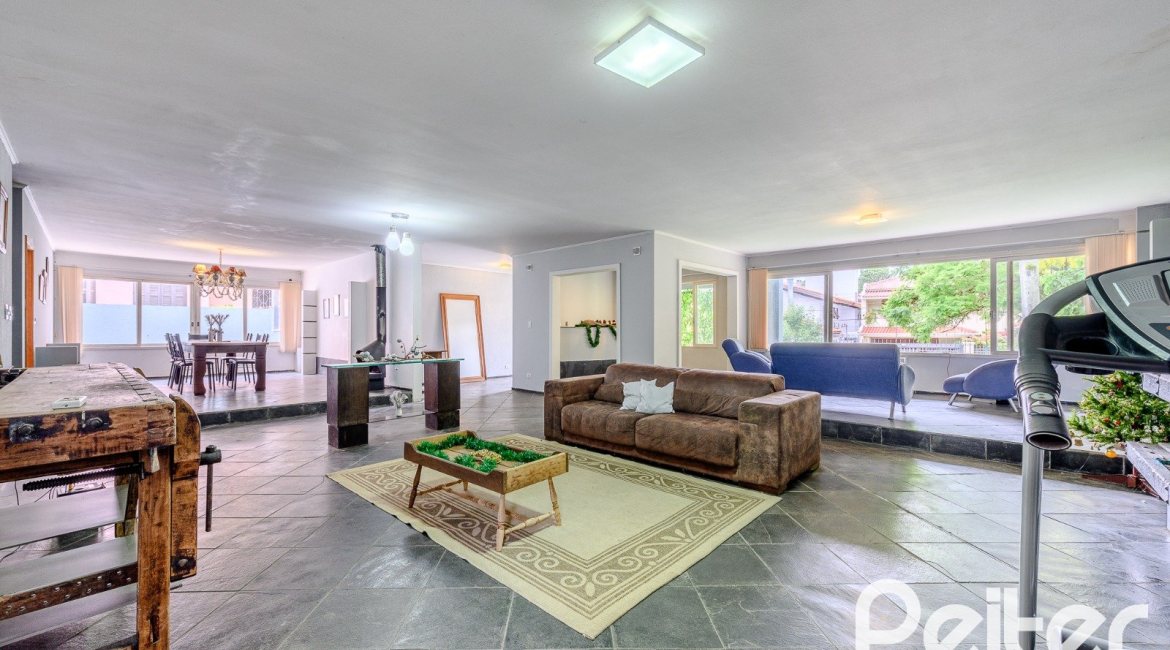 Casa à venda com 350m², 3 dormitórios, 1 suíte, 4 vagas, no bairro Vila Assuncao em Porto Alegre