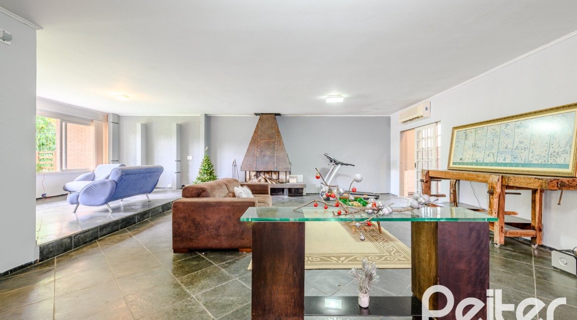 Casa à venda com 350m², 3 dormitórios, 1 suíte, 4 vagas, no bairro Vila Assuncao em Porto Alegre