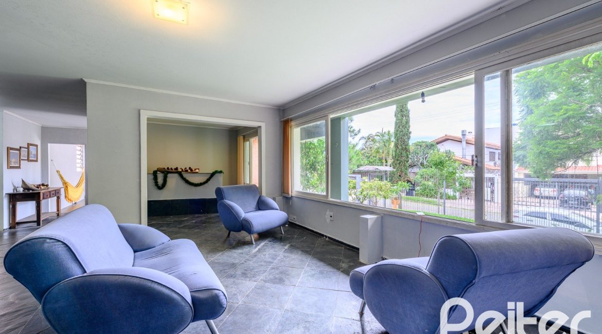 Casa à venda com 350m², 3 dormitórios, 1 suíte, 4 vagas, no bairro Vila Assuncao em Porto Alegre