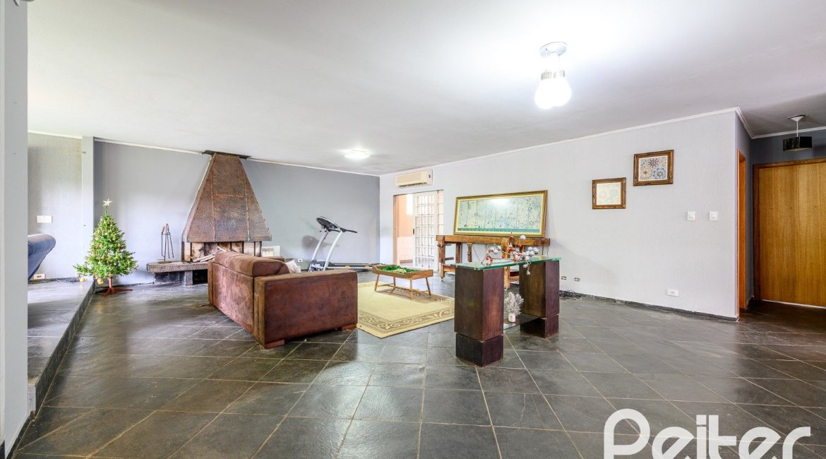 Casa à venda com 350m², 3 dormitórios, 1 suíte, 4 vagas, no bairro Vila Assuncao em Porto Alegre