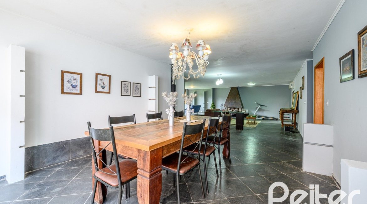 Casa à venda com 350m², 3 dormitórios, 1 suíte, 4 vagas, no bairro Vila Assuncao em Porto Alegre